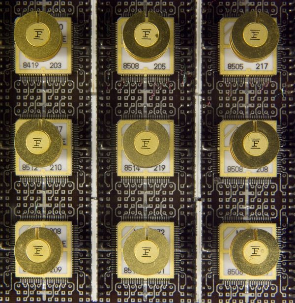 حامل چندتراشه‌ای کامپیوتر Amdahl 470V 2