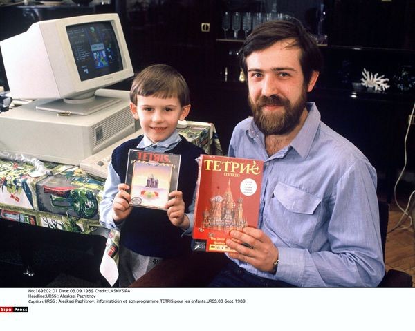 طراح تتریس، آلکسی پاجیتنوف و پسرش، اولین کپی از نسخه‌های رایانه‌ا‌ی تتریس را در دست گرفته‌اند