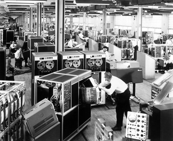 مونتاژ کامپیوترهای IBM 1401