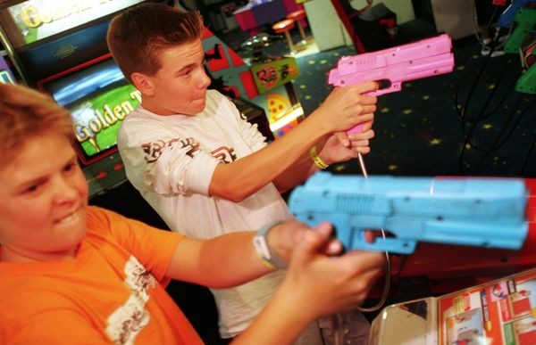 نوجوانانی که در حال بازی ویدئویی تفنگ‌های پلاستیکی به دست دارند.